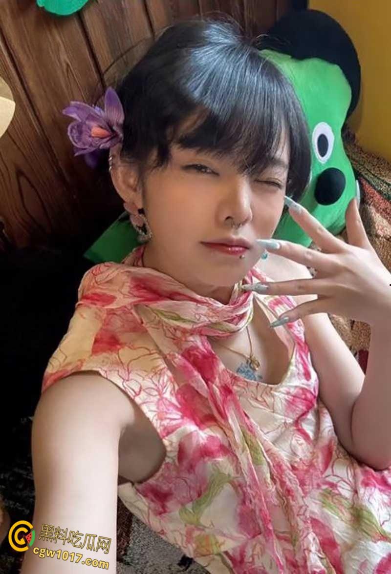 武汉龙华学院校花【陈雯晶】,俏丽女神性瘾难耐,晒淫照撩汉约炮 ,多毛骚穴搭开档黑丝堪称绝配!-5
