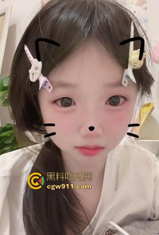 抖音可爱清纯网红【她那颗泪痣】约炮金主不雅视频流出，平日任凭金主调教各种私拍，极其反差淫荡！-4