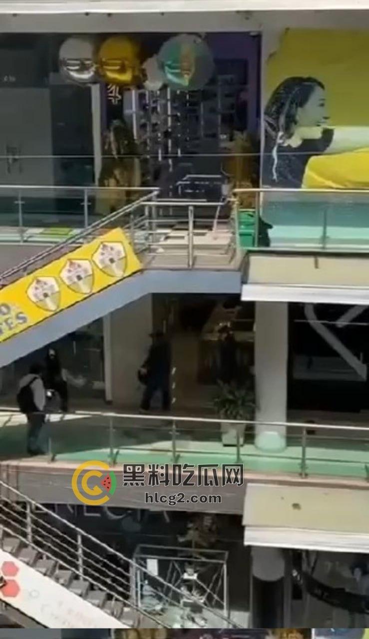 哥伦比亚珠宝店大劫案！伪警察武装劫匪火拼购物中心，保安中枪惊魂未定！-6