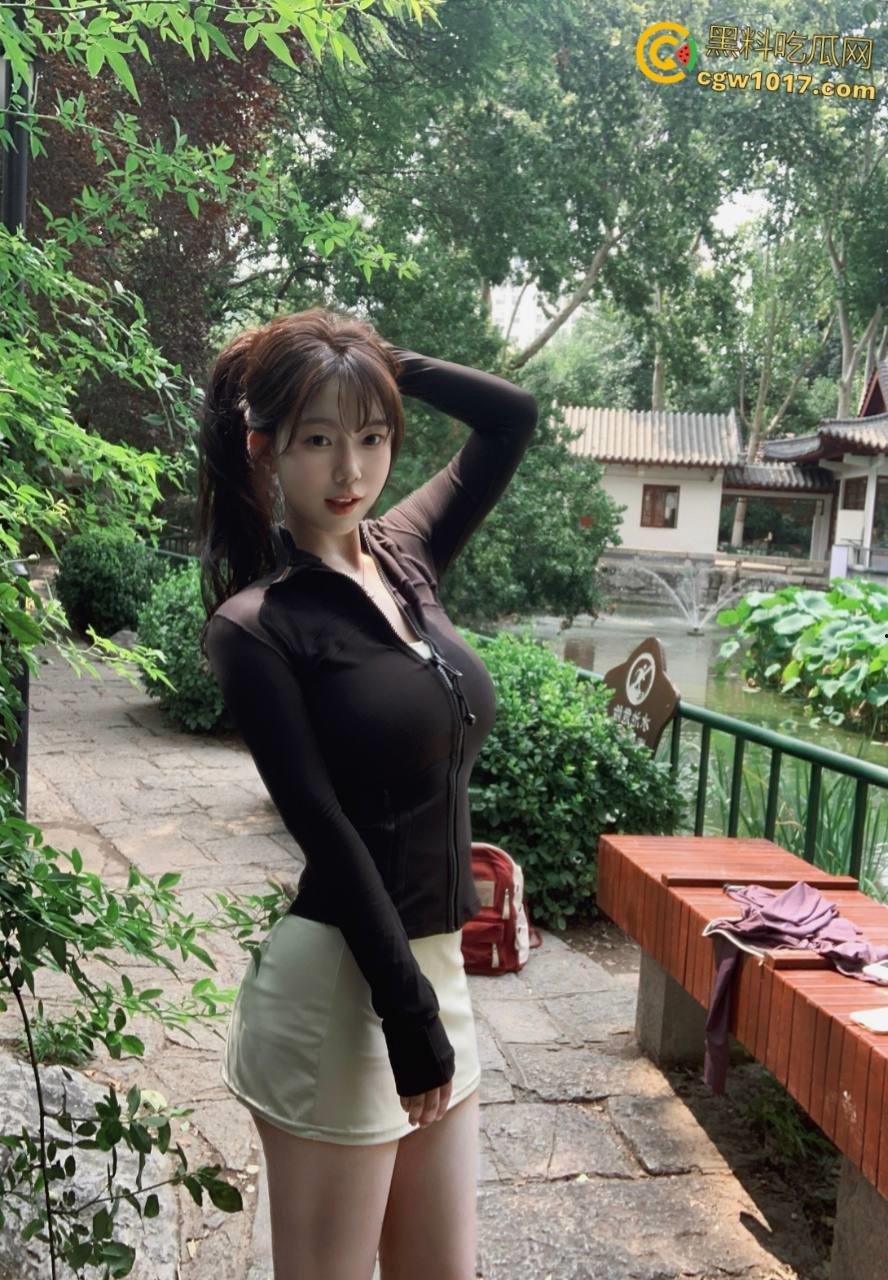 不再犹豫抓住机会，趁着女儿醉酒后不省人事，掀开裙子脱下可爱的白色内裤，如愿以偿的抱着女儿的屁股操了起来 ！-2