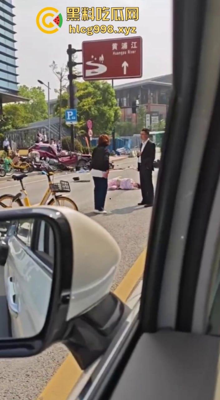 突发！人都飞出去了!上海一出租车撞上隔离石墩 驾驶员死亡!-2