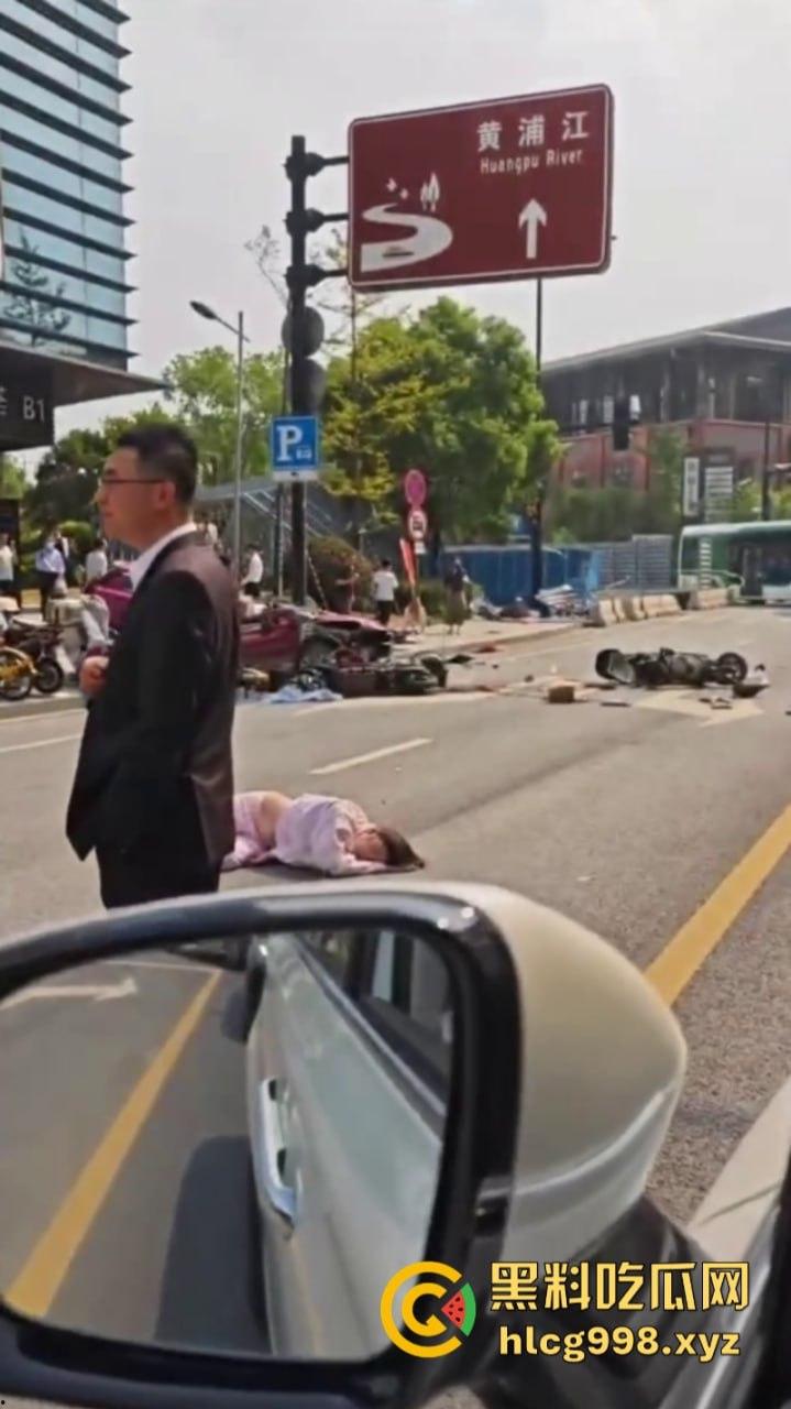 突发！人都飞出去了!上海一出租车撞上隔离石墩 驾驶员死亡!-4