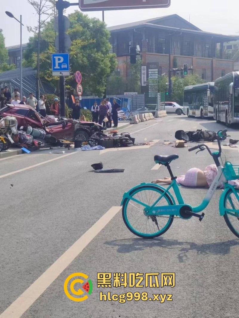 突发！人都飞出去了!上海一出租车撞上隔离石墩 驾驶员死亡!-8