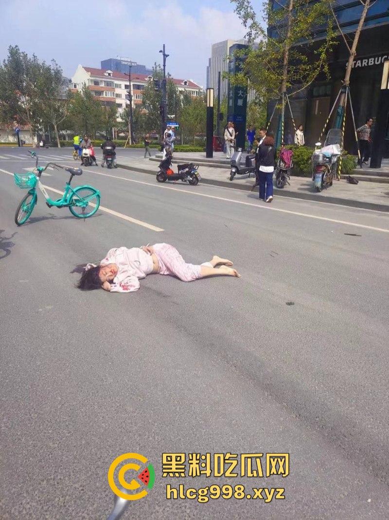 突发！人都飞出去了!上海一出租车撞上隔离石墩 驾驶员死亡!-9