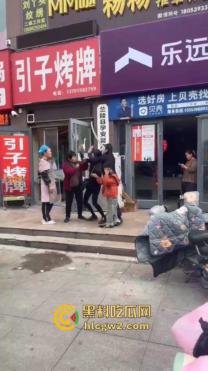 兰陵女子带娃吃饭不给钱,白嫖麻辣香锅还发飙!灰衣男冲上去补刀打女人,装得比谁都狠真是个逼养的!-1