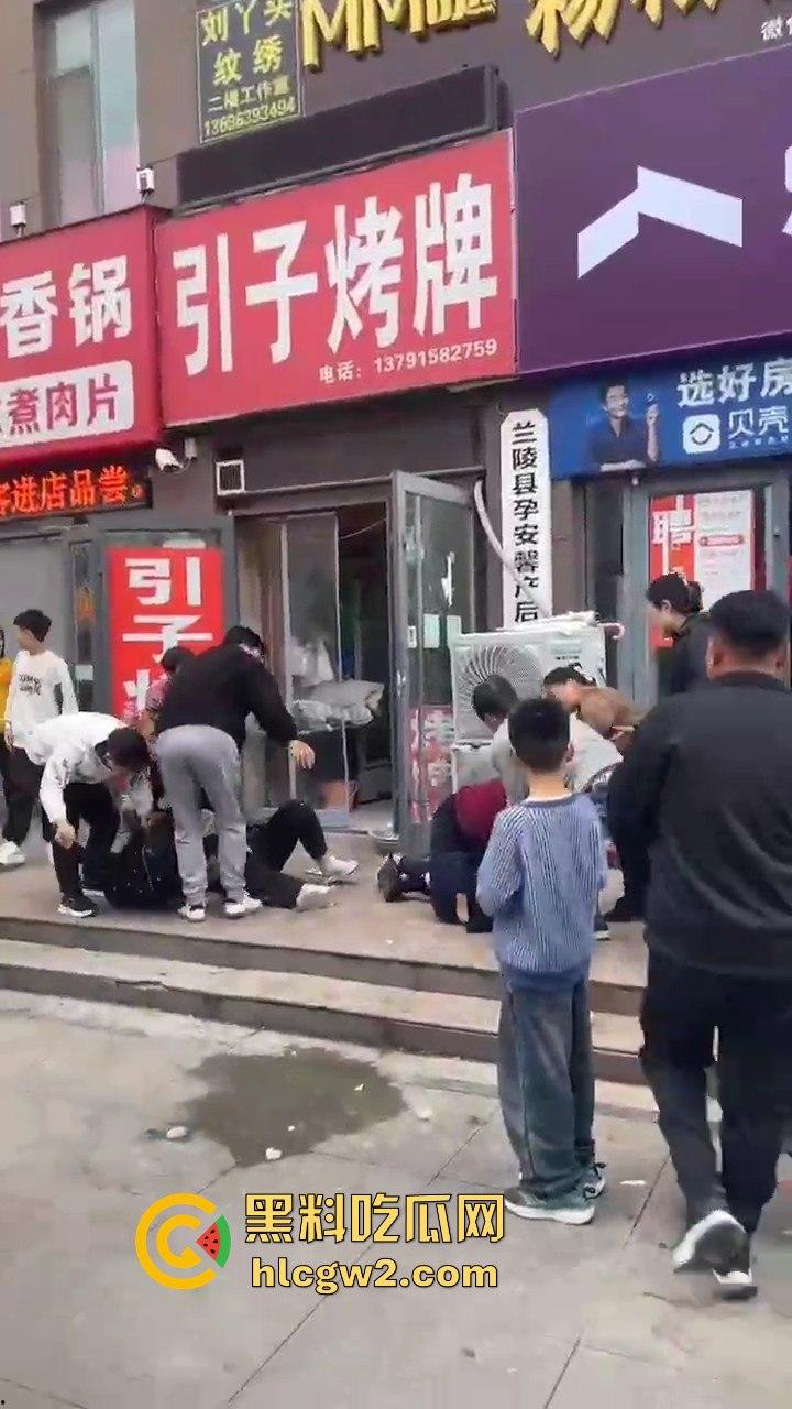 兰陵女子带娃吃饭不给钱,白嫖麻辣香锅还发飙!灰衣男冲上去补刀打女人,装得比谁都狠真是个逼养的!-2