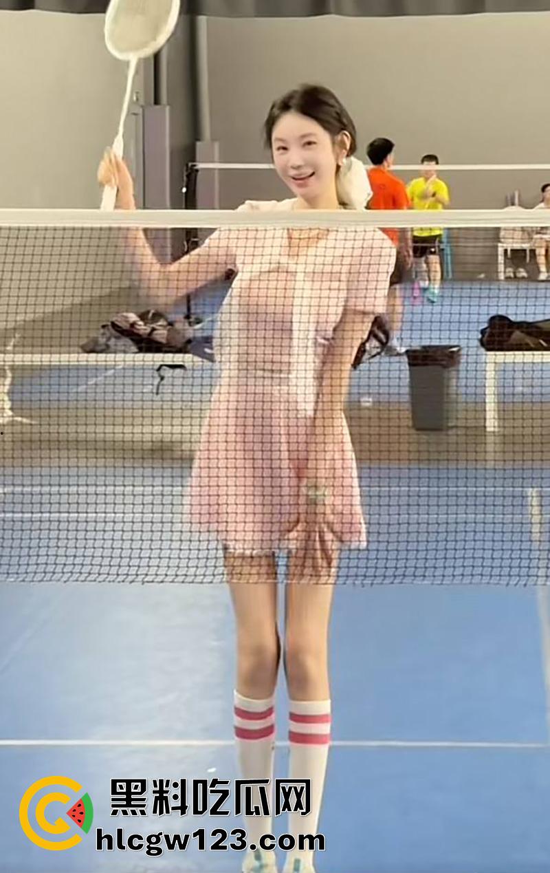 抖音服装界诈骗大神【Sun雅乔】,专坑无知小仙女,表面女神背地富人母狗,各种约炮群p淫荡至极!-7