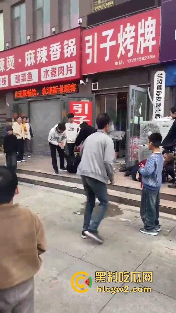 兰陵女子带娃吃饭不给钱,白嫖麻辣香锅还发飙!灰衣男冲上去补刀打女人,装得比谁都狠真是个逼养的!-3