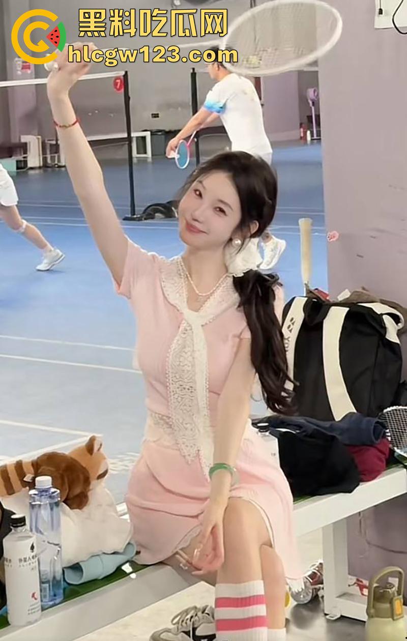 抖音服装界诈骗大神【Sun雅乔】,专坑无知小仙女,表面女神背地富人母狗,各种约炮群p淫荡至极!-8