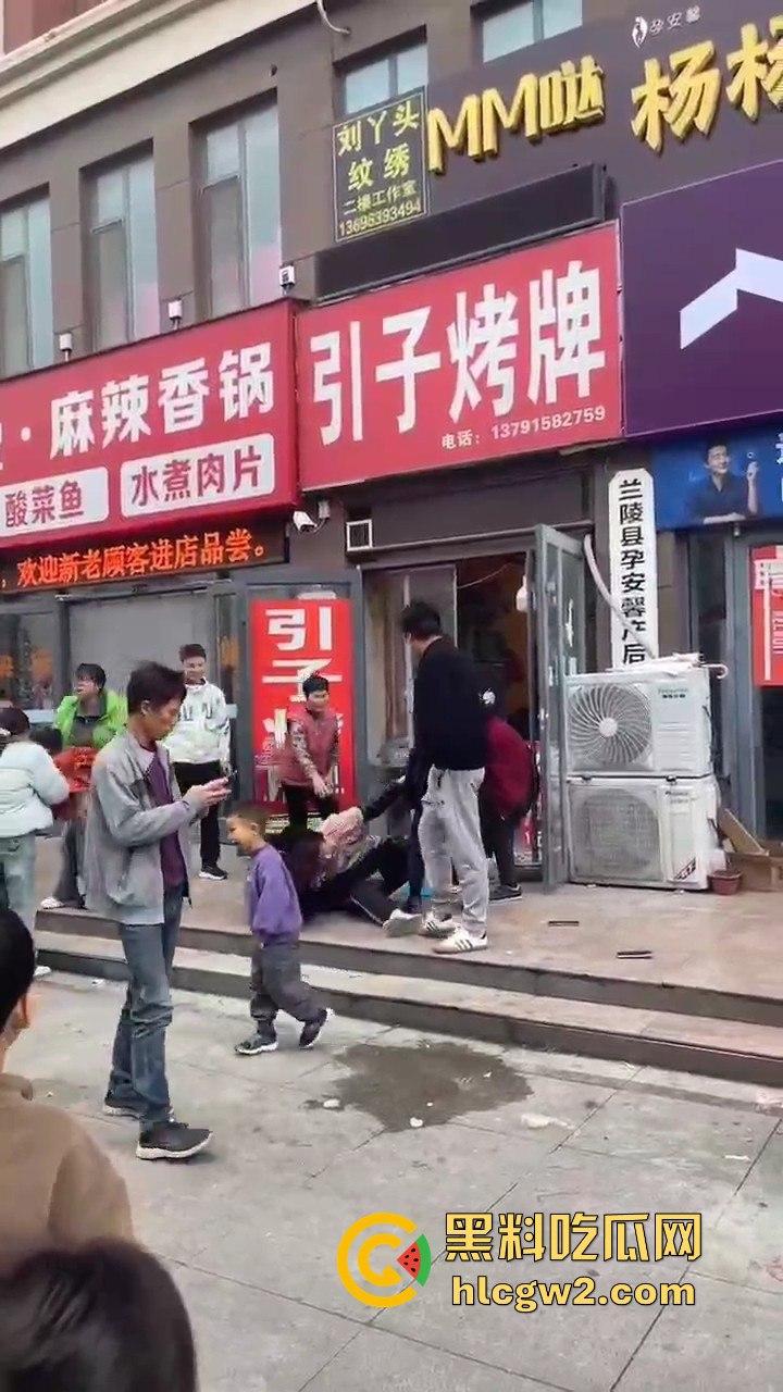 兰陵女子带娃吃饭不给钱,白嫖麻辣香锅还发飙!灰衣男冲上去补刀打女人,装得比谁都狠真是个逼养的!-5