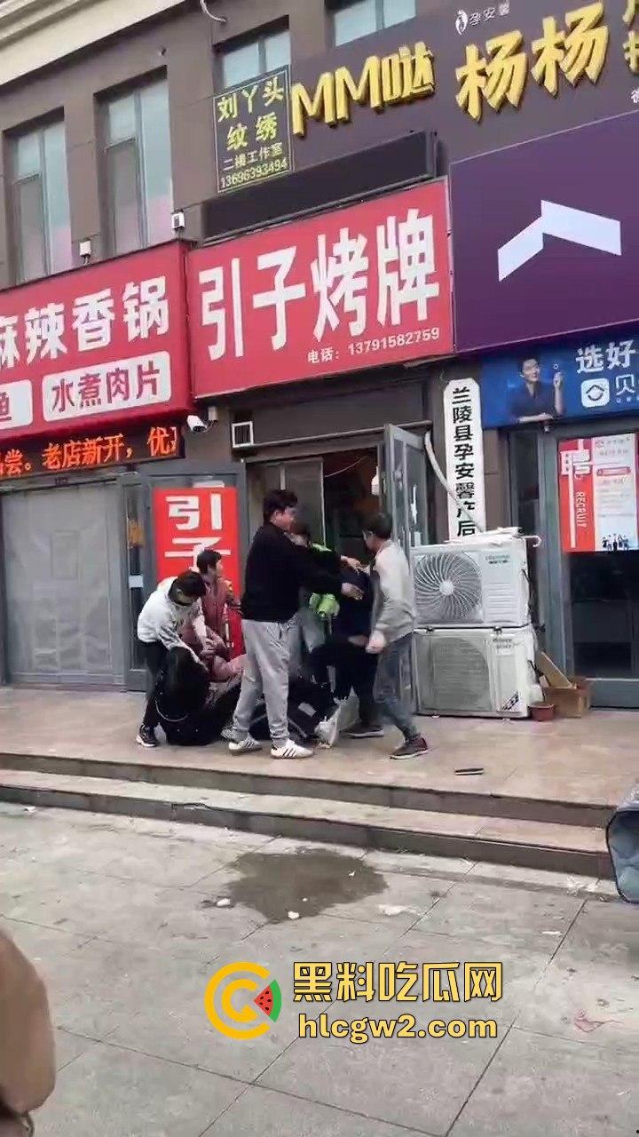 兰陵女子带娃吃饭不给钱,白嫖麻辣香锅还发飙!灰衣男冲上去补刀打女人,装得比谁都狠真是个逼养的!-6