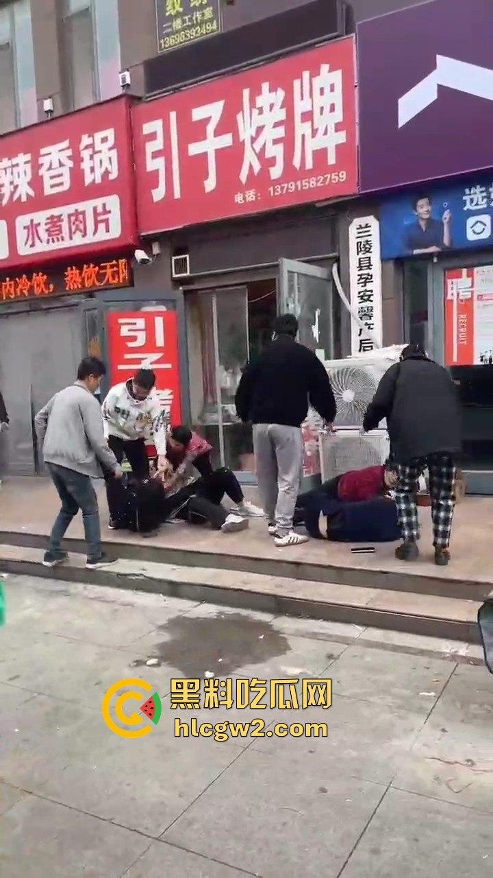 兰陵女子带娃吃饭不给钱,白嫖麻辣香锅还发飙!灰衣男冲上去补刀打女人,装得比谁都狠真是个逼养的!-7