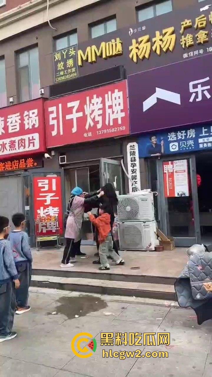 兰陵女子带娃吃饭不给钱,白嫖麻辣香锅还发飙!灰衣男冲上去补刀打女人,装得比谁都狠真是个逼养的!-8