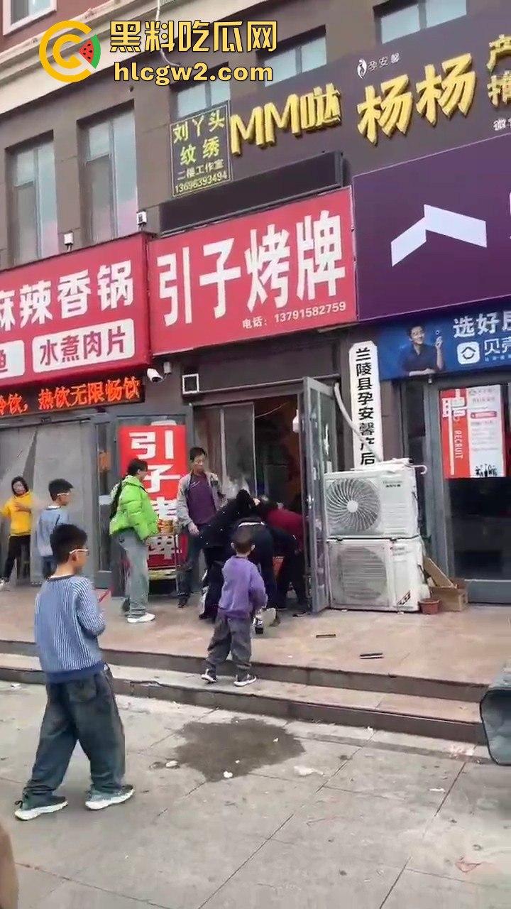 兰陵女子带娃吃饭不给钱,白嫖麻辣香锅还发飙!灰衣男冲上去补刀打女人,装得比谁都狠真是个逼养的!-9