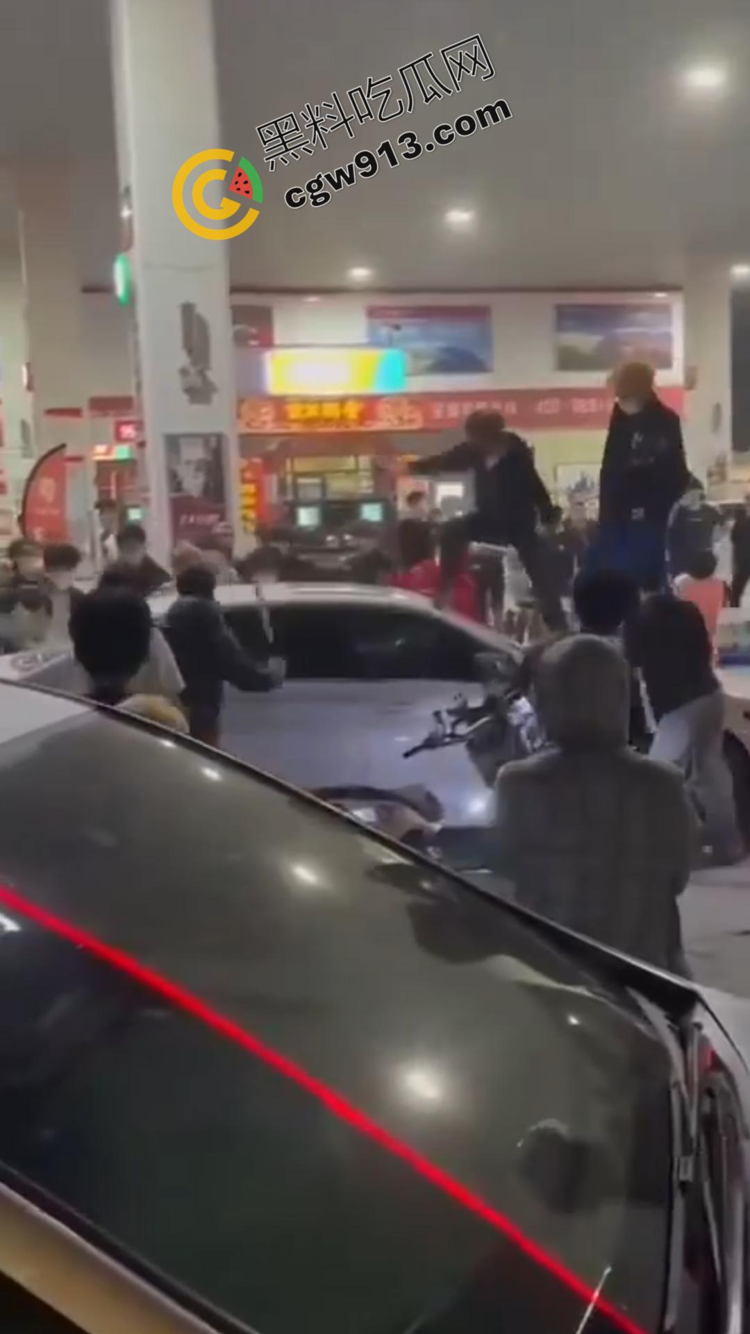 山东加油站恶性斗殴事件：精神小伙疯狂打砸，场面震撼堪比电影情节-2