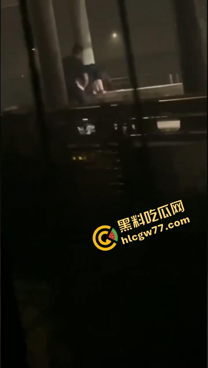 最美的不是下雨天,而是你在我身上坐着颤的瞬间,武汉大学情侣公共场合观音坐莲被偷拍,全网疯传!-10