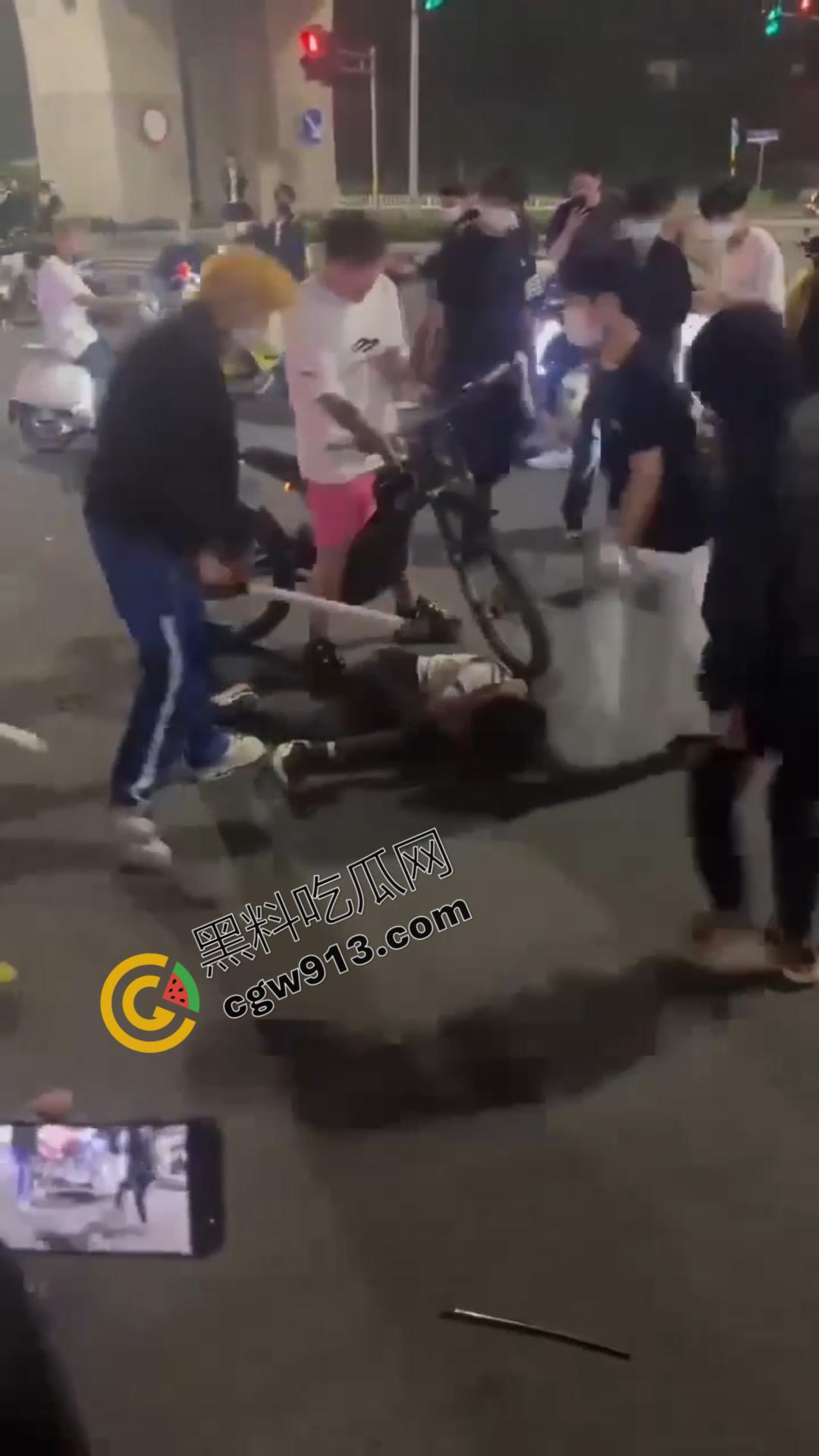 山东加油站恶性斗殴事件：精神小伙疯狂打砸，场面震撼堪比电影情节-8