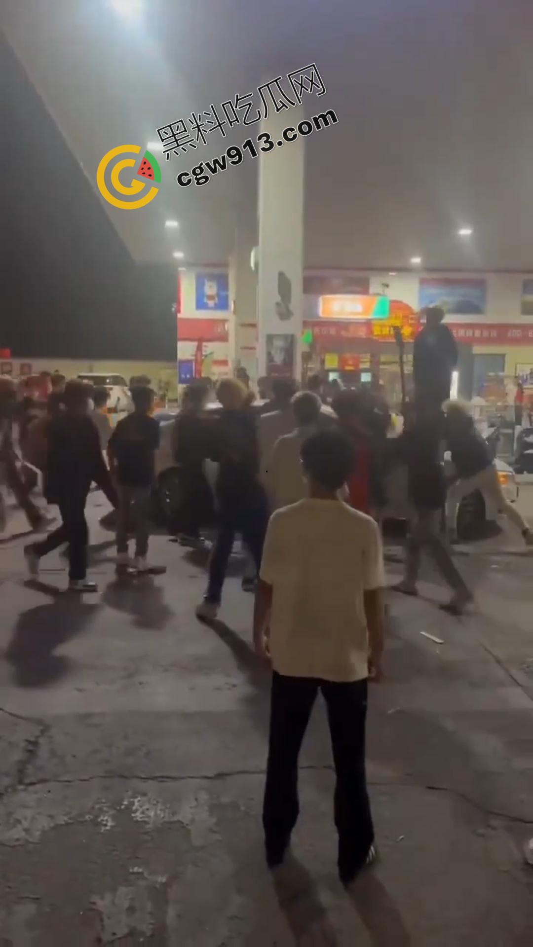 山东加油站恶性斗殴事件：精神小伙疯狂打砸，场面震撼堪比电影情节-9
