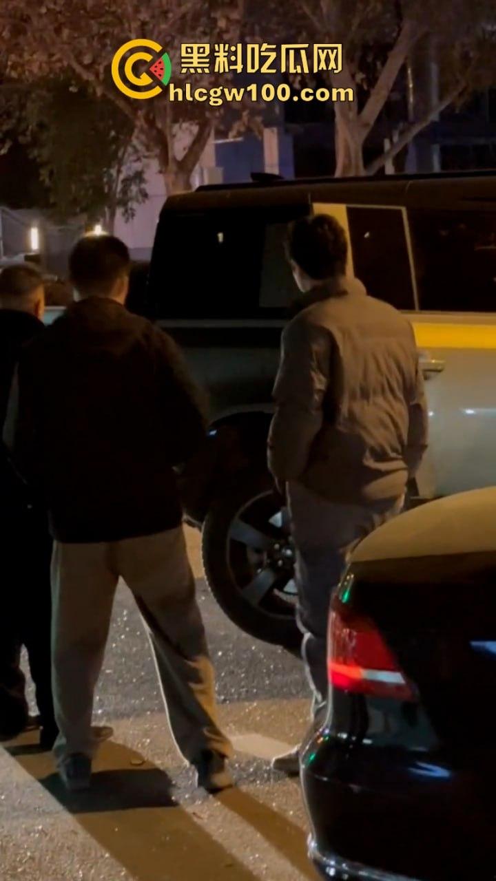 河北石家庄醉酒女司机酒后驾路虎连撞三车 当场吓傻 眼尖吃瓜群众发现美女后裤湿了一片 这是尿了?-1