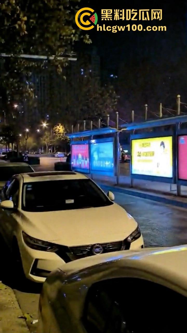 河北石家庄醉酒女司机酒后驾路虎连撞三车 当场吓傻 眼尖吃瓜群众发现美女后裤湿了一片 这是尿了?-2