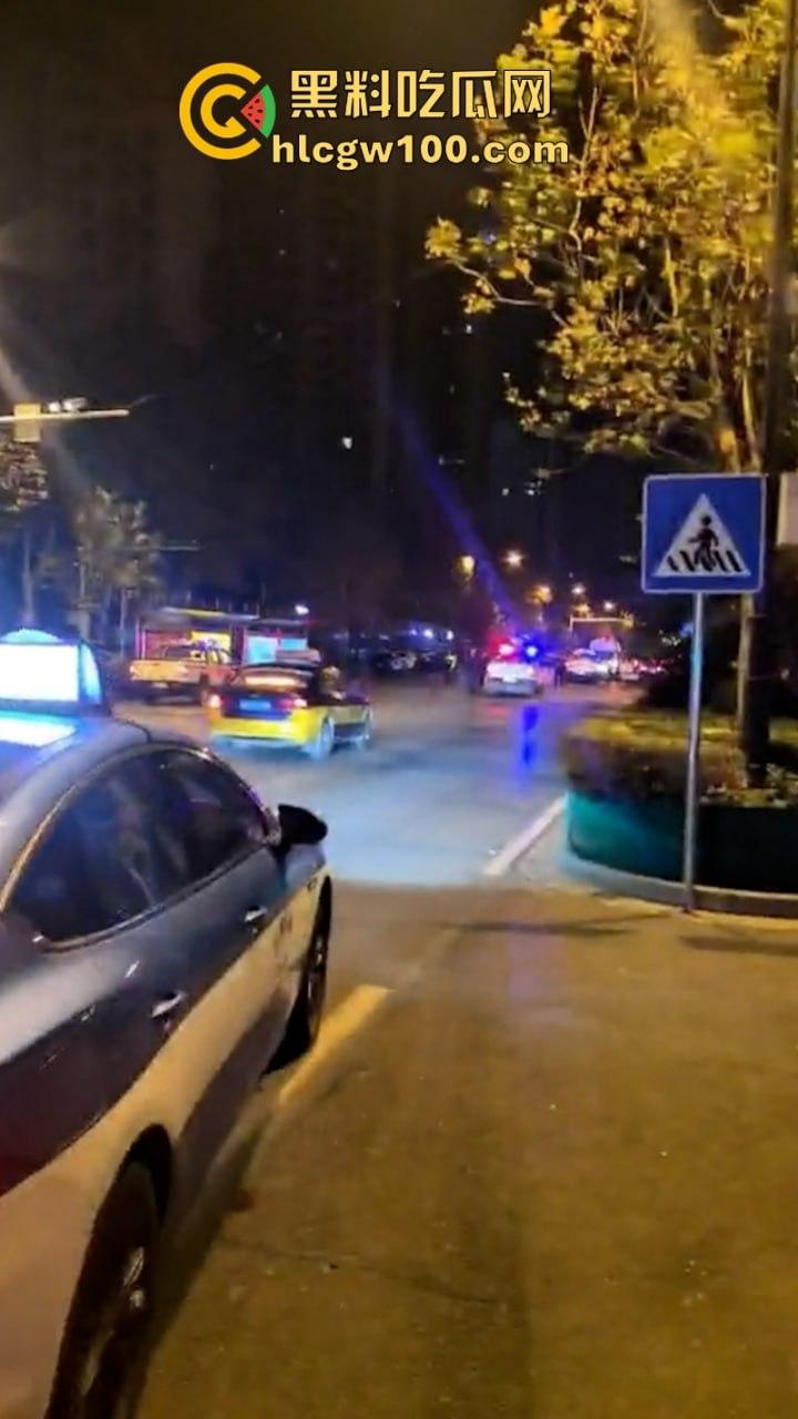 河北石家庄醉酒女司机酒后驾路虎连撞三车 当场吓傻 眼尖吃瓜群众发现美女后裤湿了一片 这是尿了?-3