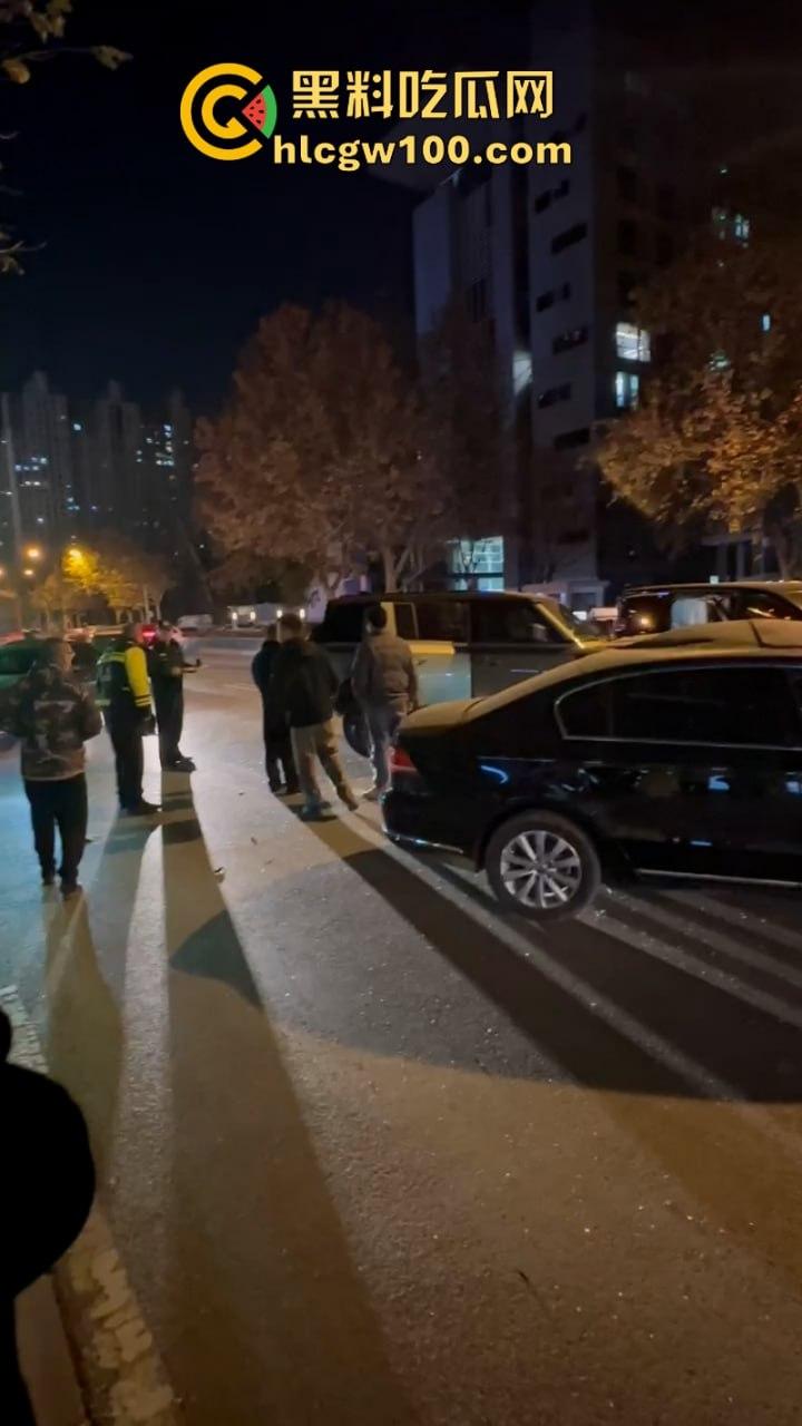 河北石家庄醉酒女司机酒后驾路虎连撞三车 当场吓傻 眼尖吃瓜群众发现美女后裤湿了一片 这是尿了?-4