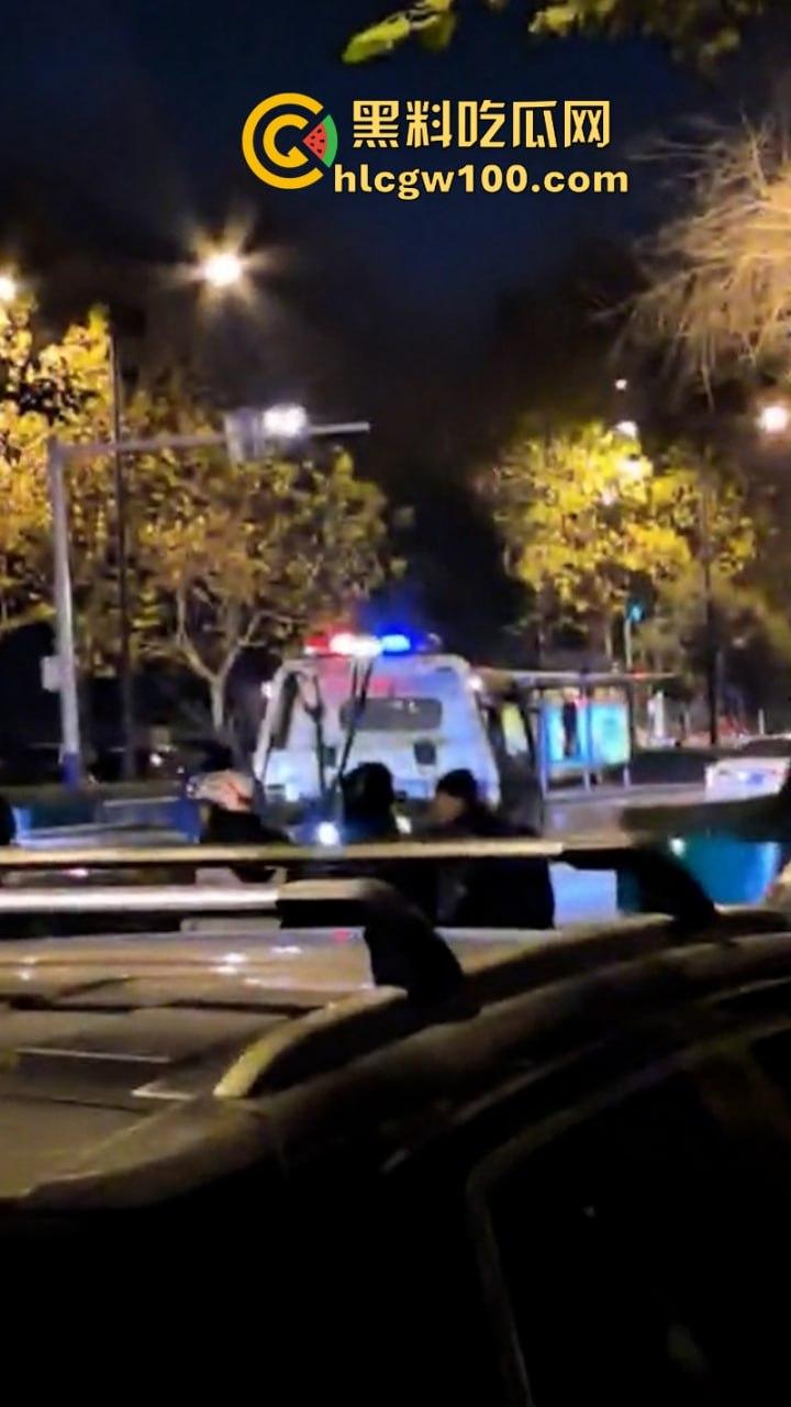 河北石家庄醉酒女司机酒后驾路虎连撞三车 当场吓傻 眼尖吃瓜群众发现美女后裤湿了一片 这是尿了?-5