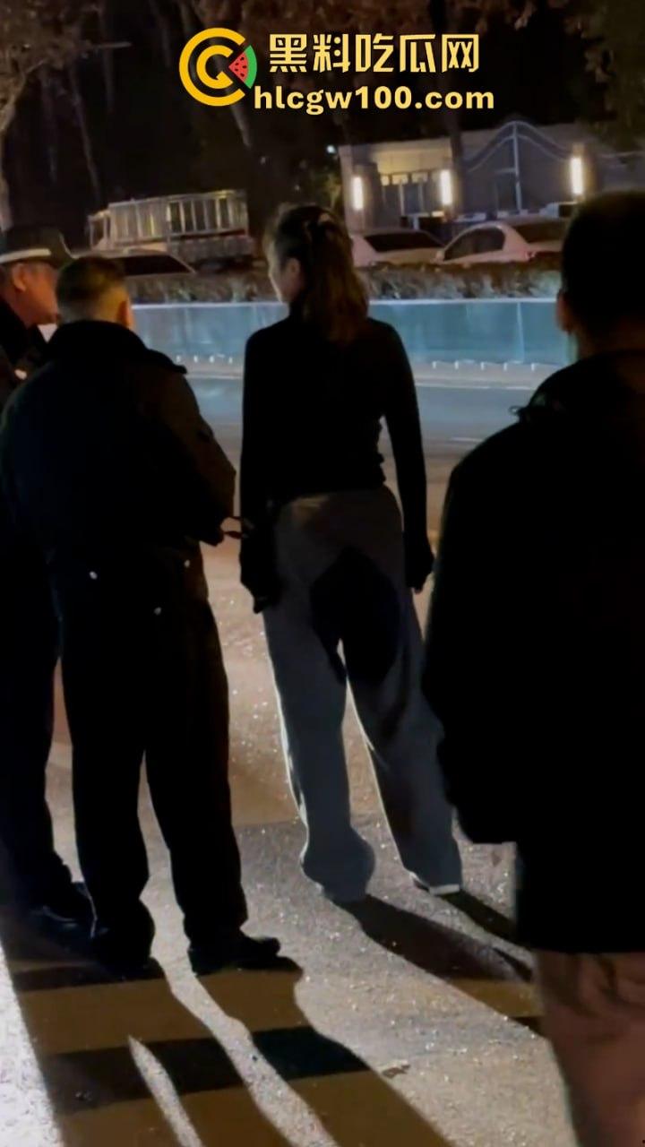 河北石家庄醉酒女司机酒后驾路虎连撞三车 当场吓傻 眼尖吃瓜群众发现美女后裤湿了一片 这是尿了?-6