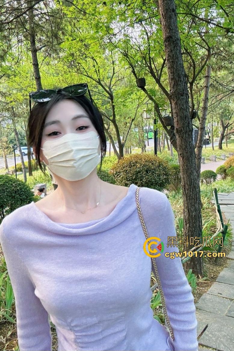 御姐【庞成慧】雨天户外披睡衣全裸,粉嫩爆乳骚穴对着镜头全脱光,后面车流不断,司机大哥看呆心想“别冷着了”!-1