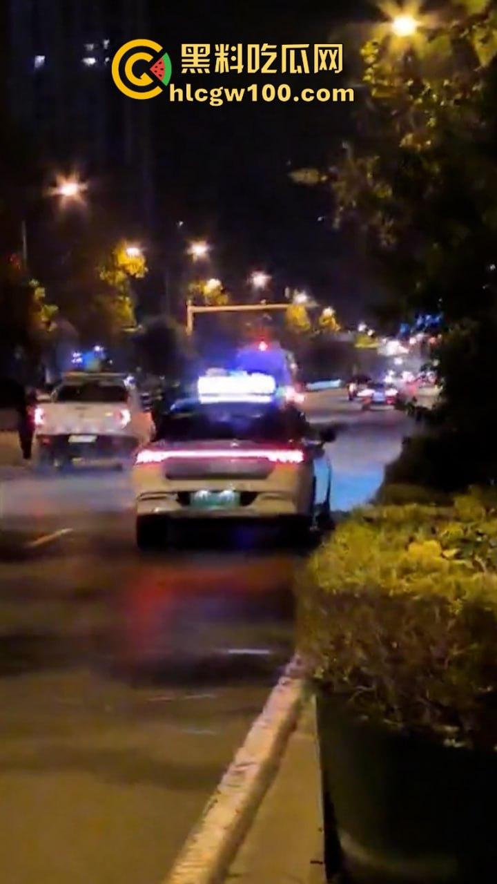 河北石家庄醉酒女司机酒后驾路虎连撞三车 当场吓傻 眼尖吃瓜群众发现美女后裤湿了一片 这是尿了?-7