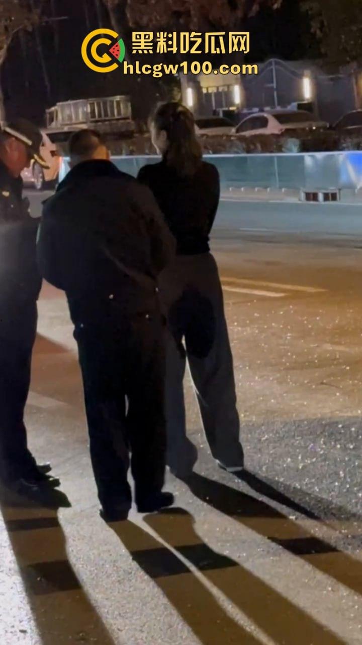 河北石家庄醉酒女司机酒后驾路虎连撞三车 当场吓傻 眼尖吃瓜群众发现美女后裤湿了一片 这是尿了?-8