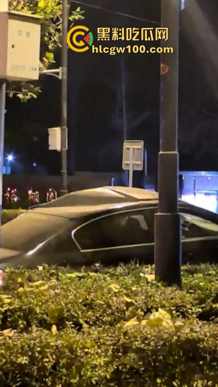 河北石家庄醉酒女司机酒后驾路虎连撞三车 当场吓傻 眼尖吃瓜群众发现美女后裤湿了一片 这是尿了?-9