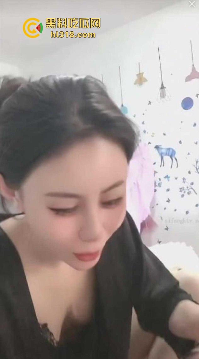 抖音极品网红擦边擦出新高度,真空睡衣直播,为了流量多次露奶子,奶头清晰可见!-3