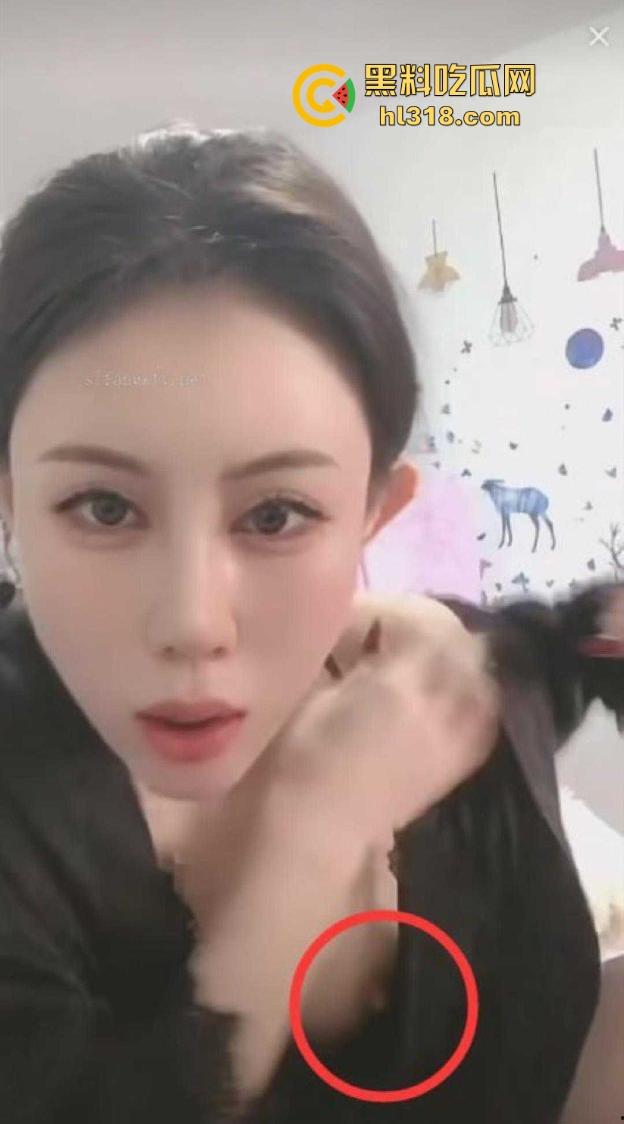 抖音极品网红擦边擦出新高度,真空睡衣直播,为了流量多次露奶子,奶头清晰可见!-4