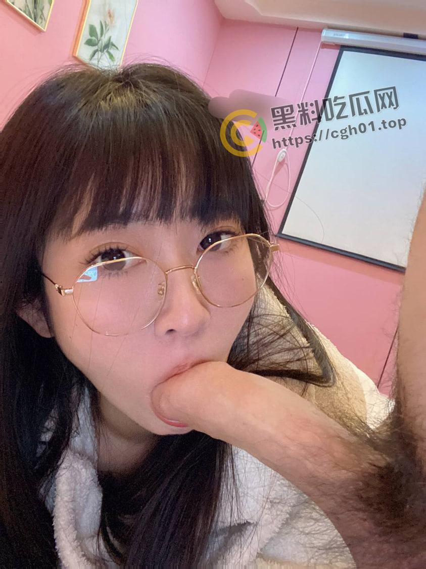 大一学妹爱吃鸡 可爱风小母狗喜欢吃鸡胜过操逼 反手摁过来拉着头发爆操-8