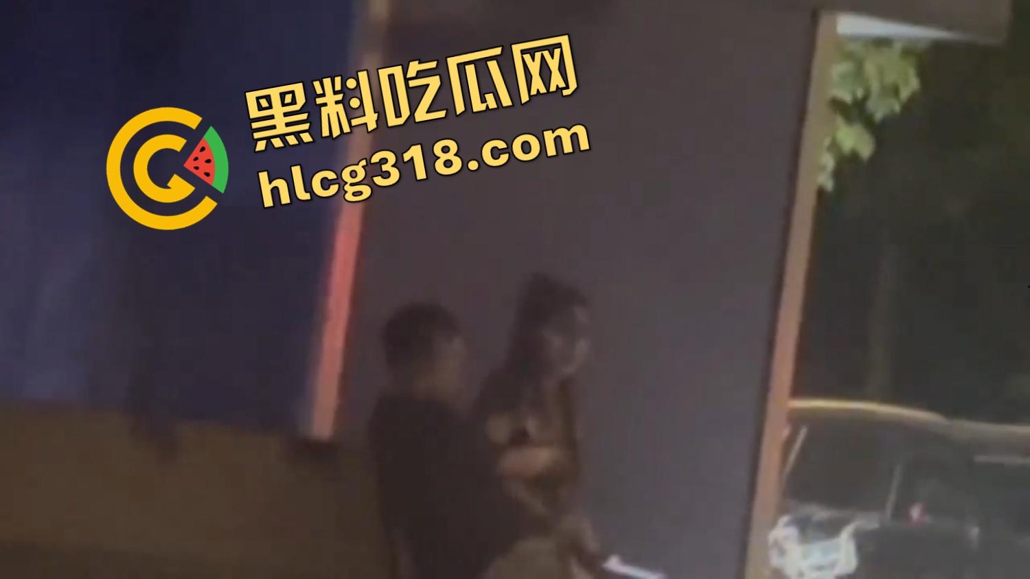 小情侣激情路边打飞机，巡警一照手还在撸，故作镇定装糊涂，路边撸管到底算不算犯法？-4