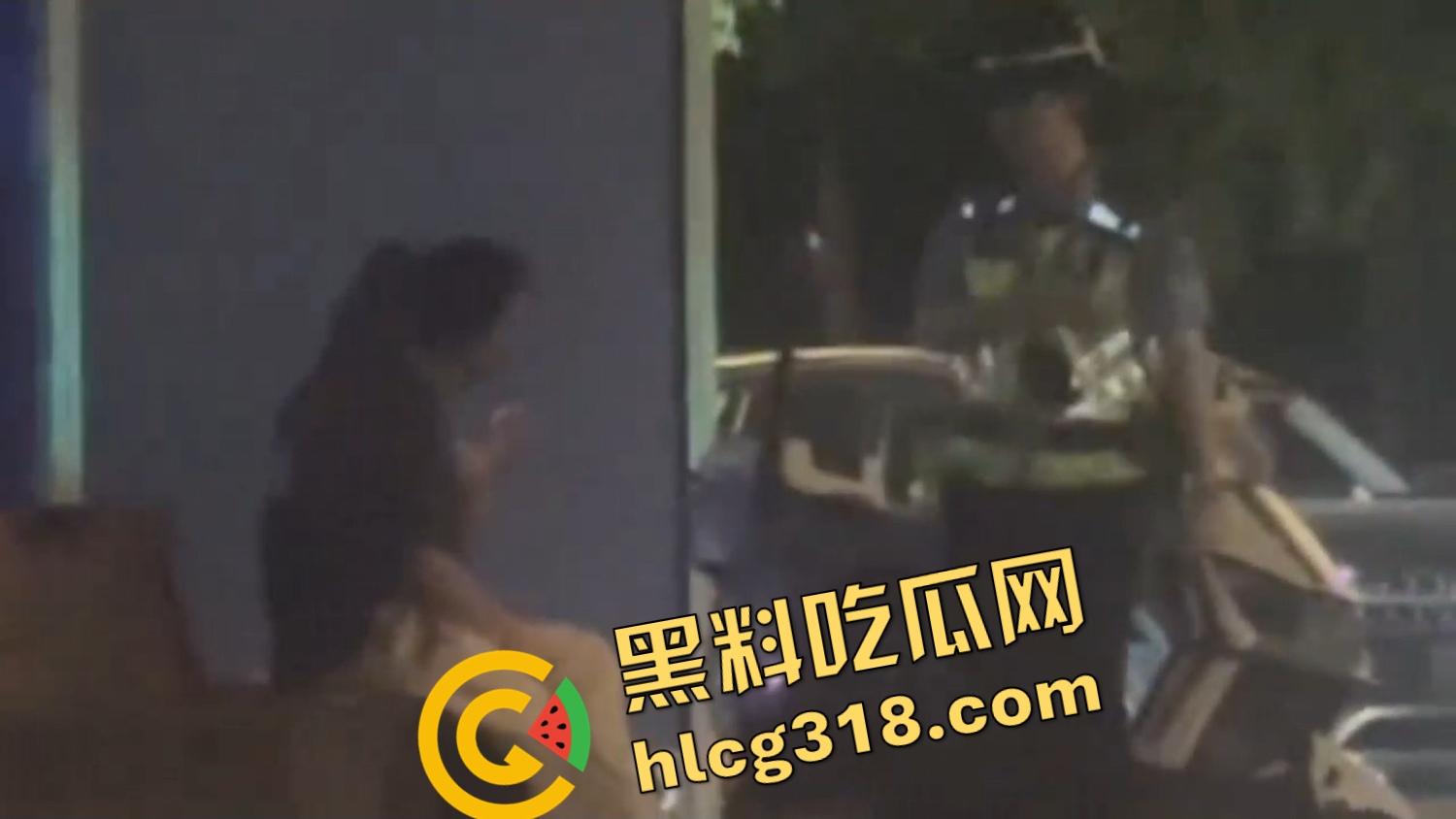 小情侣激情路边打飞机，巡警一照手还在撸，故作镇定装糊涂，路边撸管到底算不算犯法？-6