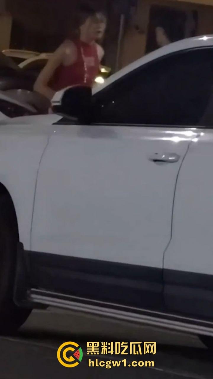 广州清远红衣少女当街强吻赤裸男 倒贴都不要 这货是有多脏？-1