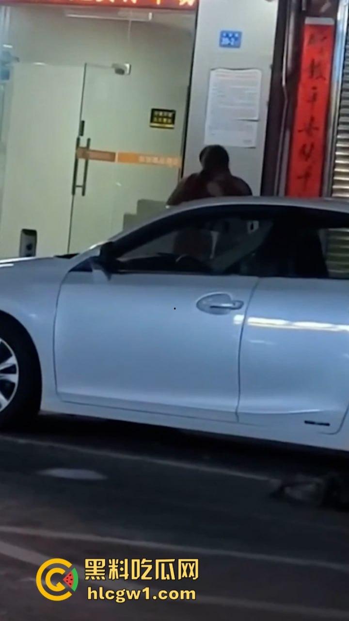 广州清远红衣少女当街强吻赤裸男 倒贴都不要 这货是有多脏？-6