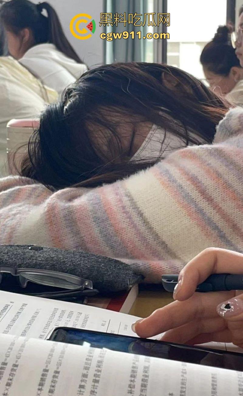 广西工商职业学院反差女大学生【林晓英】约炮调教视频曝光，女上位猛骑爽到叫爸爸，嫩穴紧裹棒身啪啪撞击！-6