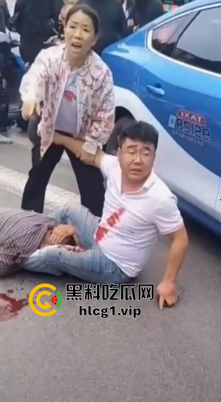 太原街头血腥一幕！男子酒驾撞车后持砖暴打司机，周围群众冷眼旁观吃瓜！-5