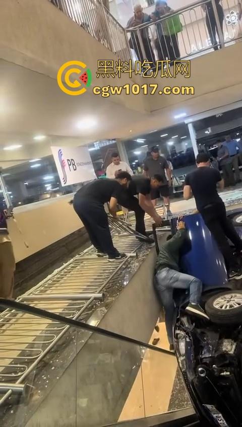 不是我一开始真以为在拍电影呢！女司机驾驶车辆失控冲入商场，撞到自动扶梯后停下，堪称恐怖大片！-7