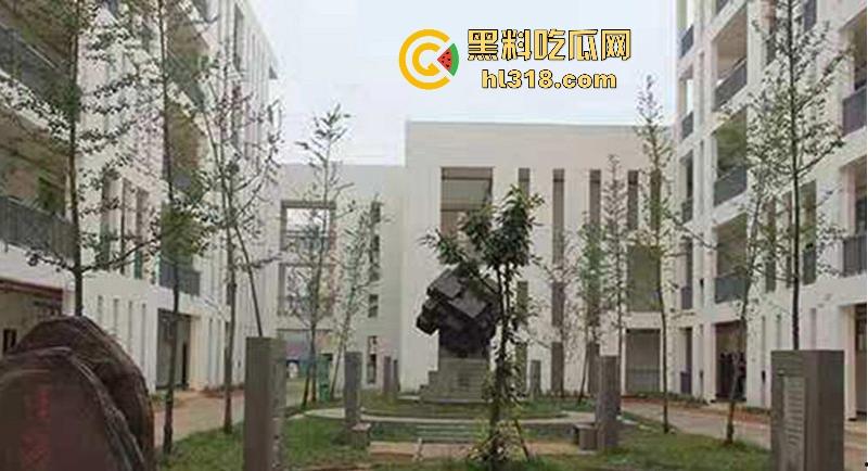 四川仁寿第二职高，小情侣楼梯间激情性爱，少女墙角舔屌被偷拍，在校园上演活春宫，刺激无比！-2