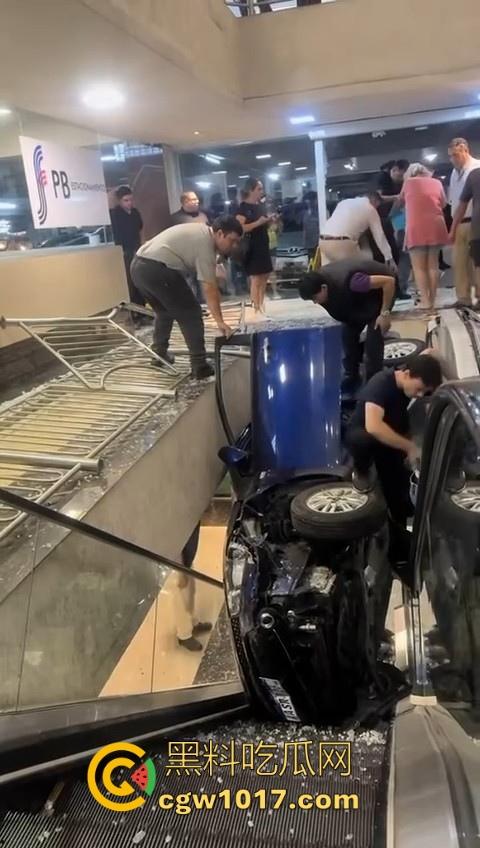 不是我一开始真以为在拍电影呢！女司机驾驶车辆失控冲入商场，撞到自动扶梯后停下，堪称恐怖大片！-9