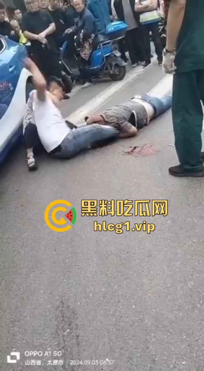 太原街头血腥一幕！男子酒驾撞车后持砖暴打司机，周围群众冷眼旁观吃瓜！-6