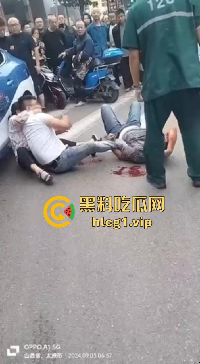 太原街头血腥一幕！男子酒驾撞车后持砖暴打司机，周围群众冷眼旁观吃瓜！-7