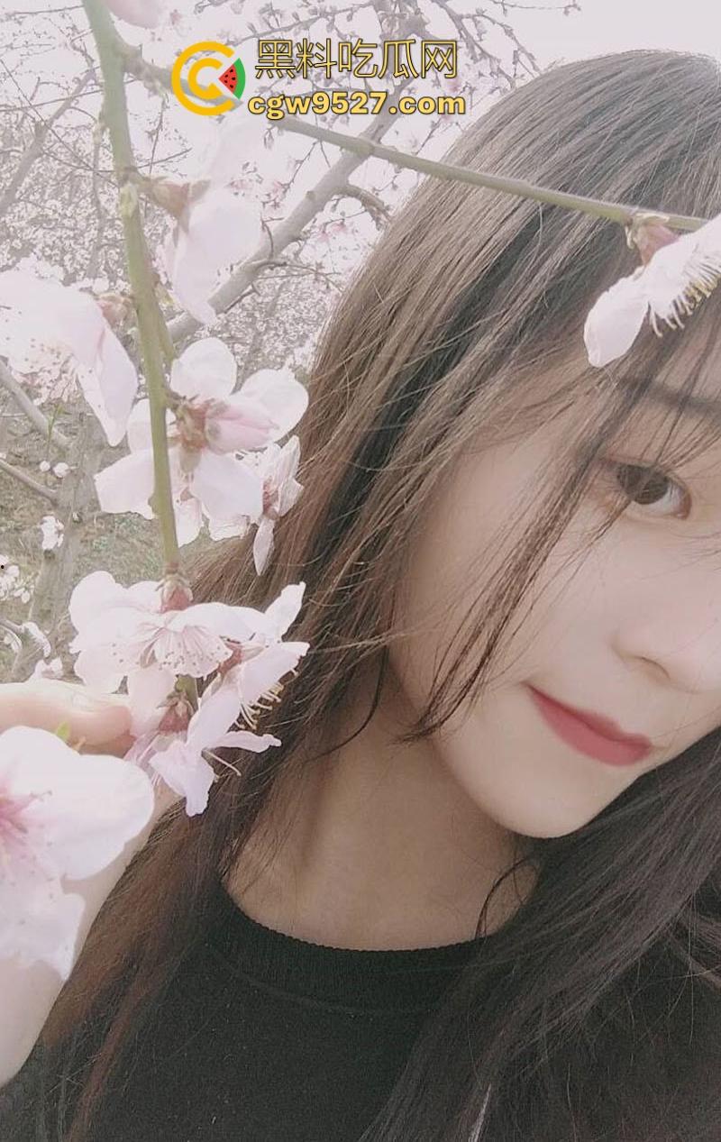 江南大学甜美女大【廖夏晴】小美遇人不淑跟绿帽渣男激情视频泄露，翘臀高抬跪床求操，淫水喷涌尽显狂野！-1