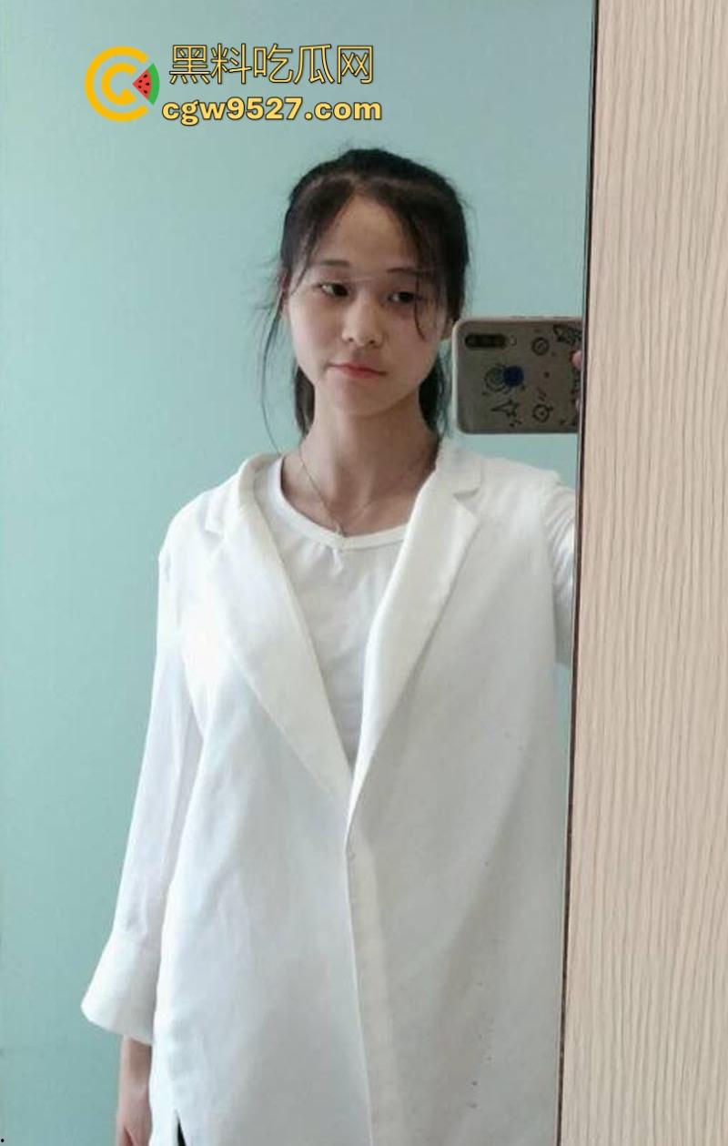 江南大学甜美女大【廖夏晴】小美遇人不淑跟绿帽渣男激情视频泄露，翘臀高抬跪床求操，淫水喷涌尽显狂野！-2