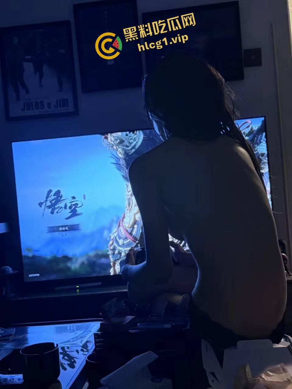 火爆全球的『黑神话悟空』网友为买游戏 给老婆舔逼半小时！才肯给钱买 抓紧上号！-11