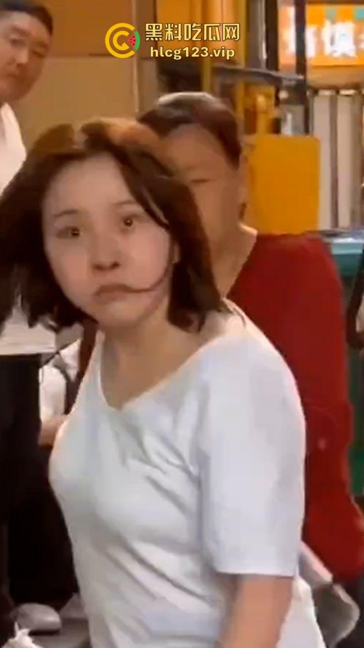 拳头硬了！河南漯河一怀孕女子打砸店铺 持刀行凶  怀了个太子吗？这么牛逼？现场撒泼视频看怒了-5
